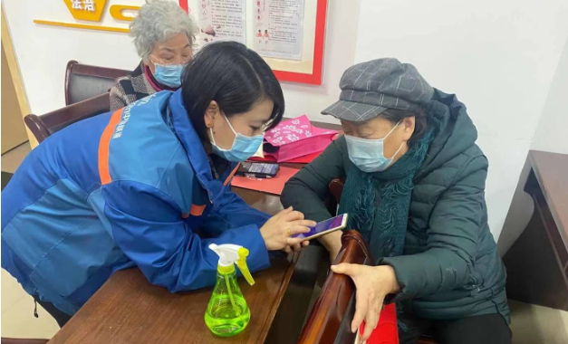 南京联通积极响应国务院号召 手把手免费培训老人使用智能手机